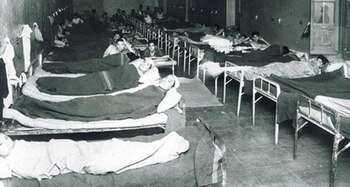 La mujer atendía con mucho