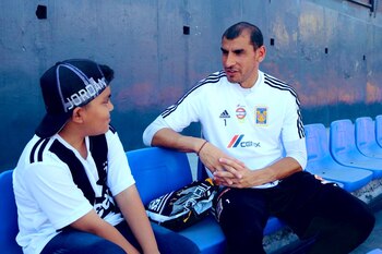 El portero argentino invitó a un aficionado de Rayados, el equipo rival, a un entrenamiento y paseo por las instalaciones de Tigres. (Foto: Twitter)