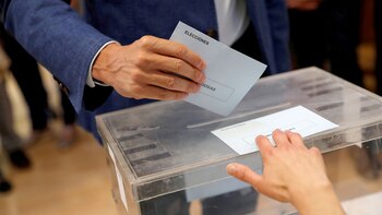 Sánchez emite su voto en