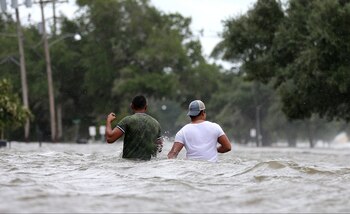 Residentes caminan por las calles