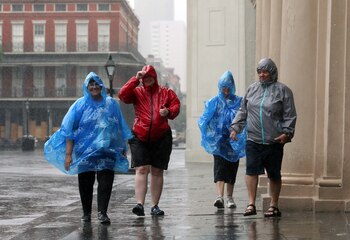 Turistas recorren Nueva Orleans bajo