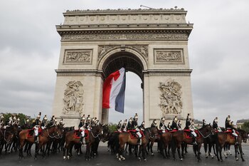 Coraceros frente al Arco del