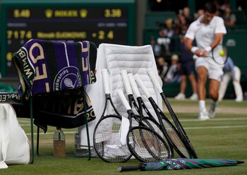 Las raquetas y las toallas de los tenistas (AFP)