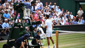 UN cruce del serbio con el umpire argentino, Damian Steiner (AFP)
