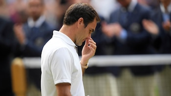 Federer tuvo dos puntos para partido en el quinto set pero no pudo concretarlos (REUTERS)