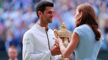 Kate Middleton le entrega el trofeo a Djokovic (REUTERS)
