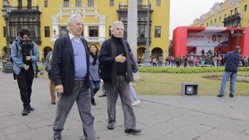 Mario Vargas Llosa camina junto