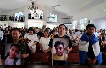 Parientes y amigos muestran fotos