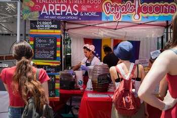 Largas filas de clientes de