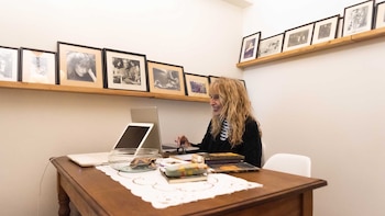 Su living está repleto de