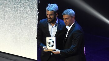 Javier Toledo, delantero de Atlético Tucumán, recibió el galardón al goleador de la Copa de la Superliga de parte de Hernán Crespo, DT de Banfield