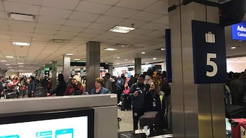 Los pasajeros deben hacer largas