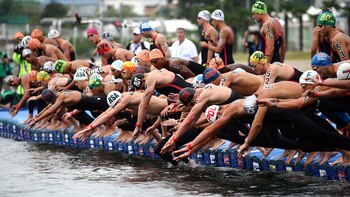 La salida masculina de los 5 kilómetros en la final de aguas abiertas