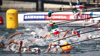 Las mujeres en plena competición de los 10 kilómetros de aguas abiertas