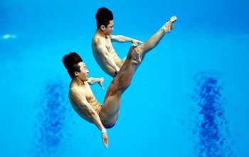 Los surcoreanos Woo Ha-ram y Kim Yeong-nam Kim durante la prueba de trampolín de 3 metros
