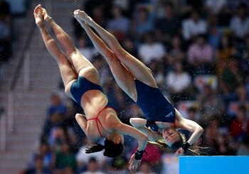 Las británicas Lois Toulson y Eden Cheng en el aire