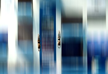 A toda velocidad, las canadienses Caeli McKay y Meaghan Benfeito en el salto sincronizado desde la plataforma de 10 metros