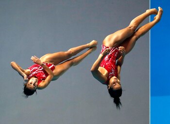 Las mexicanas Paola Espinosa Sanchez y Melany Hernandez Torres buscando coordinación en el aire
