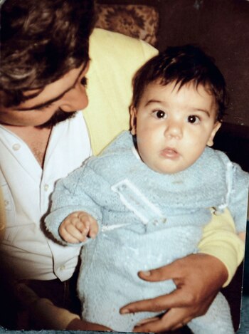 Enrique en brazos de Beto,