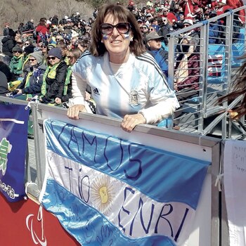 Su madre lo acompaña en