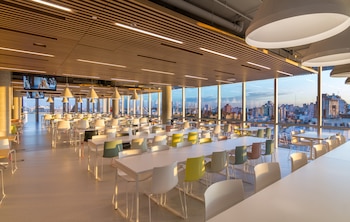 El moderno comedor brinda servicio