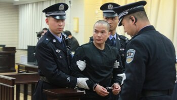 Zhang Koukou es llevado por