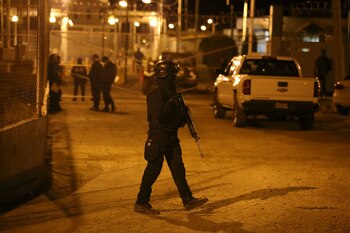 Los militares iniciaron retenes fuera