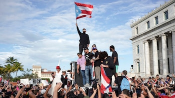 Ricky Martin (C), Residente, (D)