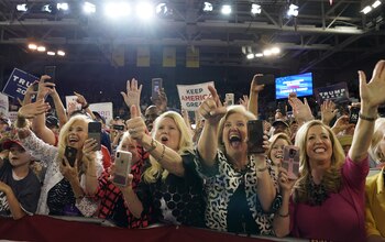 Seguidoras de Trump vitorean al