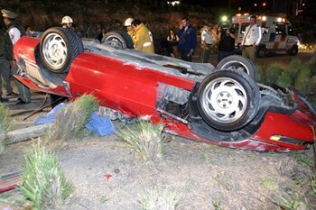 El auto se volteó por