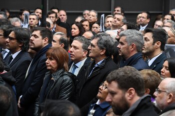 Funcionarios presentes. El jefe de