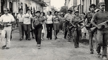 Guerrilleros sandinistas entran a la
