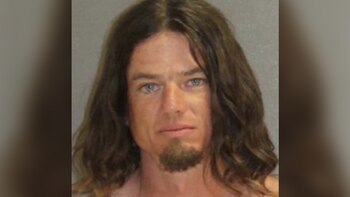 Uno de los oficiales que lo recibió en la sede de Volusia County Beach Safety confirmó que John Bloodsworth se encontraba bajo los influjos de sustancias tóxicas, posiblemente de alcohol (Foto: especial)