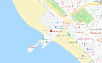 Las autoridades han prohibido el ingreso de bañistas a esta área del océano por su proximidad con el muelle de de Main Street (Foto: Google Maps)