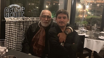 El Negro y Panchito celebrando