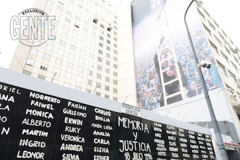 El edificio de la AMIA, que luce un mural conmemorativo por los 25 años del atentado a la AMIA. Foto: Julio César Ruiz/GENTE