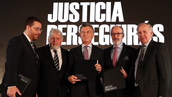 Mauricio Macri junto a Adrián