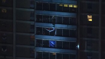 Los bomberos no pudieron socorrerlo. Recién lo atendieron cuando llegó al suelo
