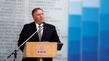 Mike Pompeo habla durante la