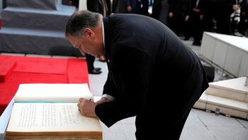 El secretario de Estado de EEUU, Mike Pompeo, firma el libro de visitas en la sede de la AMIA (Foto: REUTERS)