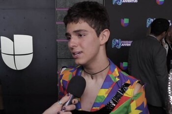 Joaquín Bondoni se presentó a la alfombra de los Premios Juventud 2019.