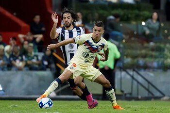 Mateus Uribe disputa el balón