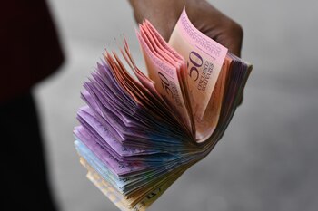 El salario mínimo en Venezuela es de apenas 3 dólares (Photo by Yuri CORTEZ / AFP)
