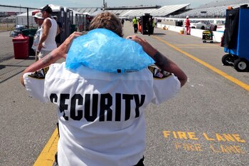 Un guardia de seguridad se