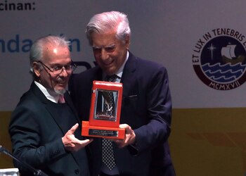 Mario Vargas Llosa recibe un