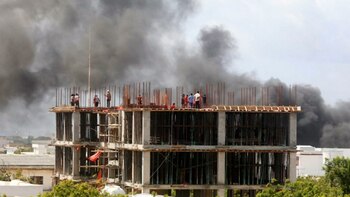 Una densa columna de humo