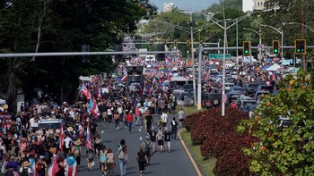 La gente toma la carretera