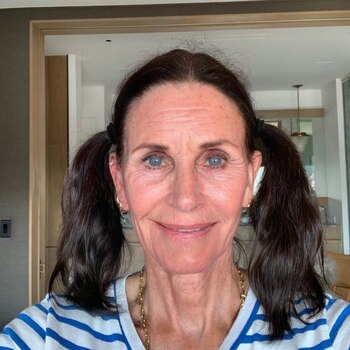 Courteney Cox usando FaceApp para
