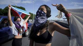 Dos jóvenes protestan contra el
