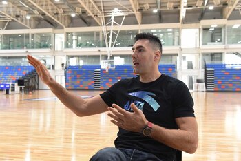Luis Scola se encuentra en Bahía Blanca, con la Selección, antes de partir hacia Lima (@Links Sports)